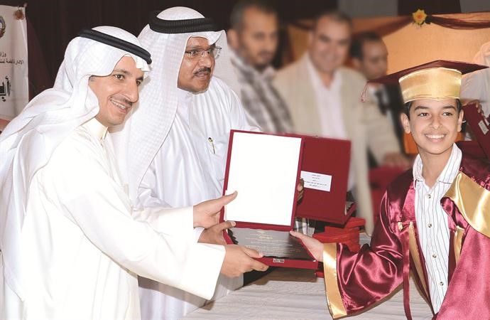 فهد الجوعان مكرما احد الطلبة الفائقين﻿