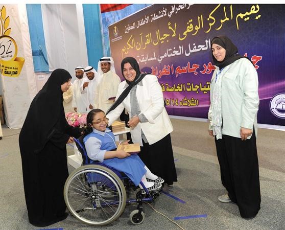 سبيكة الجاسر مكرمة احدى الطالبات﻿