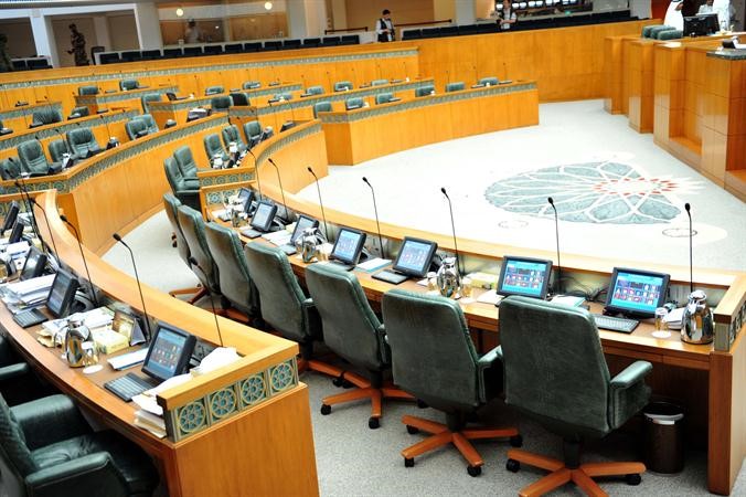 قاعة عبدالله السالم كما بدت امس وتبدو مقاعد الوزراء خالية متين غوزال