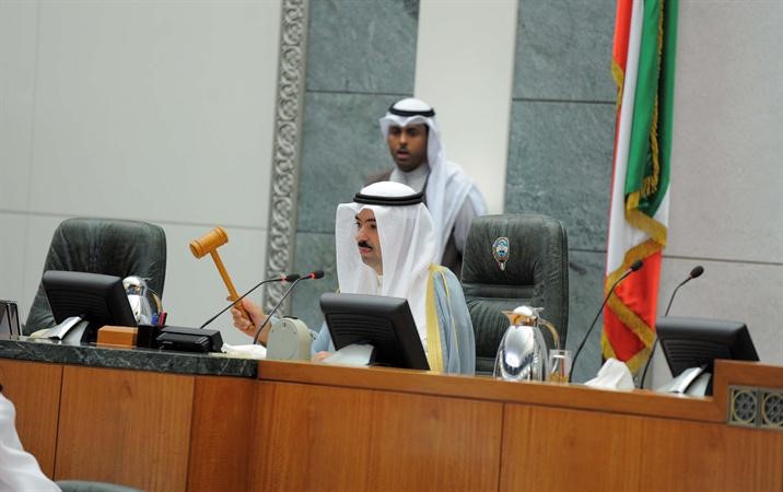 الرئيس علي الراشد يرفع جلسة امس متين غوزال