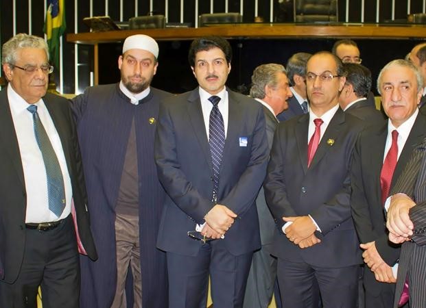 السفير يوسف عبدالصمد متوسطا جانبا من الحضور في الجلسة البرلمانية