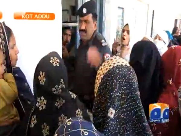 بالفيديو... امرأة تصفع رجل شرطة صفعة قوية ويردها بالمثل