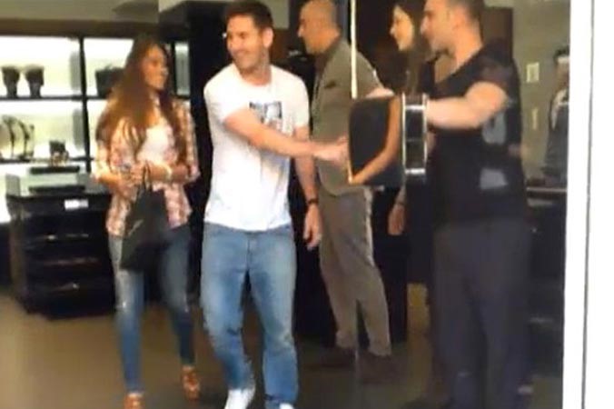 بالفيديو.. ميسي  يتجول مع رفيقته في ميلانو و نيمار  يدرّ  ذهباً  أكثر منه!