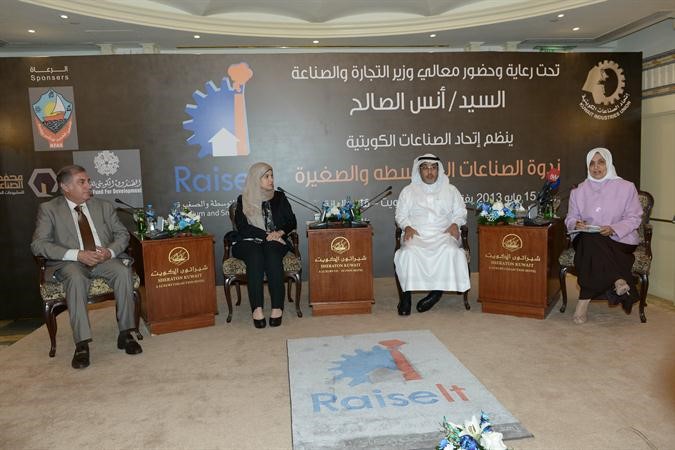 هند الصبيح وعبدالعزيز السريع وجنان بوشهري وخالد الحسن في جانب من الندوة