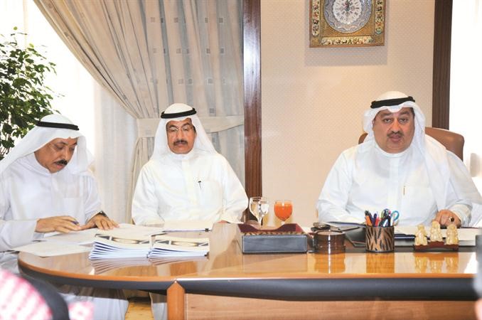 بوخمسين ودحيدر الجمعة خلال عمومية الشركة العربية العقارية	 محمد خلوصي﻿