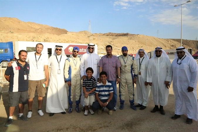 الشيخ علي الفواز والشيخ عذبي النايف ودحمد الدعيج مع الفائزين بالرالي