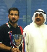 جاسم الذياب يحمل الكاس والى جانبه رئيس اتحاد الاسكواش حسين مقصيد