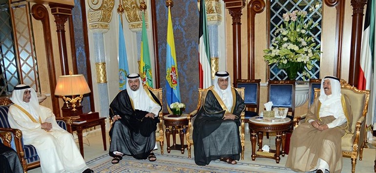 صاحب السمو الامير الشيخ صباح الاحمد خلال استقبال سموه للشيخ سلمان بن ابراهيم بحضور الشيخ طلال الفهد