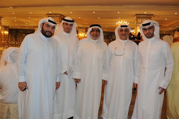 عدنان عبد الصمد مع عدد من الحضور