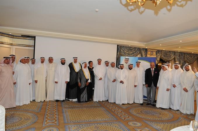 الشيخ سلمان الحمود وعمار تقي ومحمد السنعوسي مع دعلي العمير وجواد بوخمسين وصفاء الهاشم وعبد الحميد دشتي وعدنان المطوع واحمد لاري وعبدالوهاب الوزان وبدر الخضري وعدد من الحضور قاسم باشا