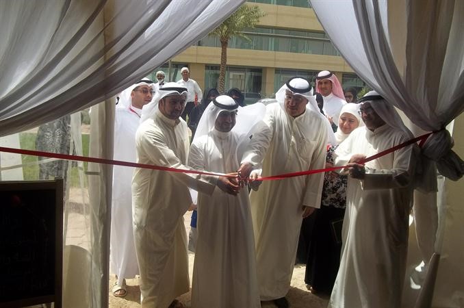 دمحسن العجمي يقص الشريط لافتتاح المعرض