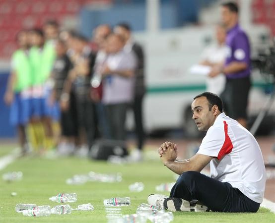 عادل عقلة يتابع ركلات الترجيح بقلق الازرقكوم