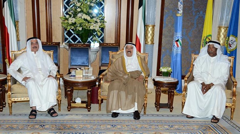 صاحب السمو الامير الشيخ صباح الاحمد مستقبلا الفريق متقاعد خليل يوسف الشمالي واللواء متقاعد عبداللطيف سالم الوهيب