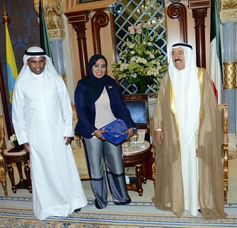 صاحب السمو الامير خلال لقائه الطالبة ثريا البدر