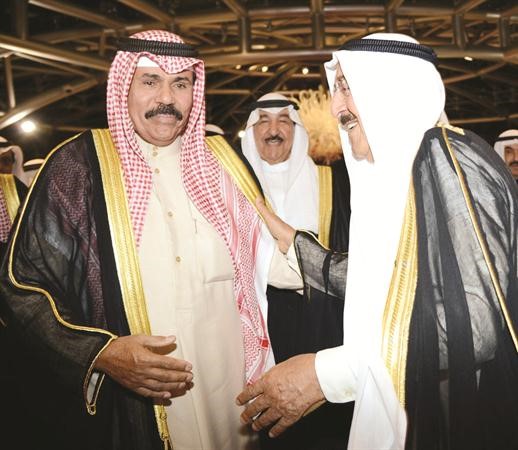 صاحب السمو الامير الشيخ صباح الاحمد مستقبلا سمو ولي العهد الشيخ نواف الاحمد ويبدو الشيخ جابر العبدالله