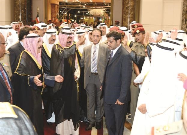 سمو ولي العهد الشيخ نواف الاحمد محييا جموع مستقبليه في المطار