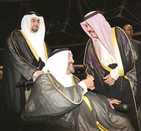 سمو ولي العهد الشيخ نواف الاحمد مصافحا سمو الشيخ سالم العلي 