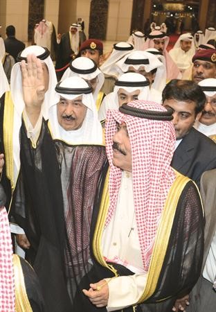سمو ولي العهد الشيخ نواف الاحمد محييا مستقبليه 