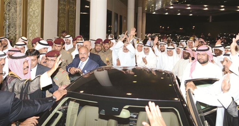 جموع غفيرة في استقبال سمو ولي العهد عقب عودته من رحلة العلاج
