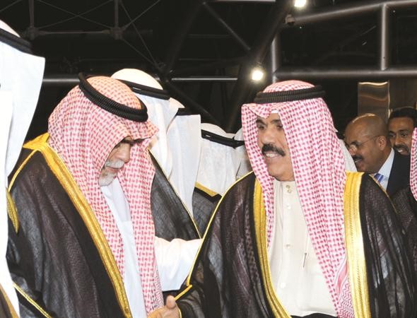 سمو ولي العهد مصافحا الشيخ احمد الخالد
