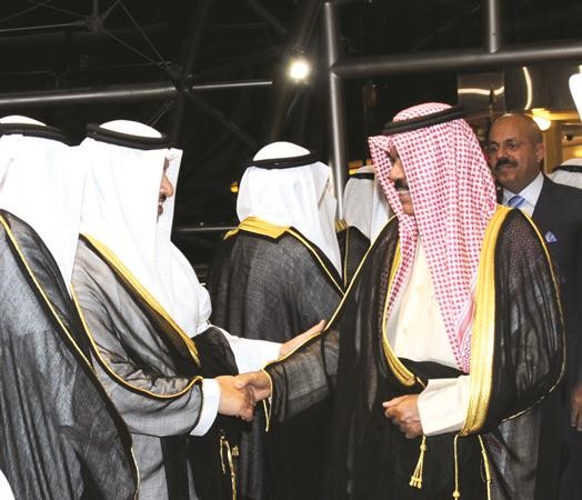 وسموه مصافحا سمو الشيخ جابر المبارك