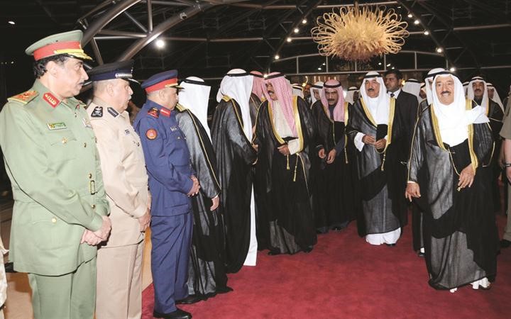 صاحب السمو الامير الشيخ صباح الاحمد في مقدمة مستقبلي سمو ولي العهد ويبدو الشيخ جابر العبدالله وسمو الشيخ ناصر المحمد والشيخ مبارك الفيصل والفريق الركن
خالد الجراح والفريق سليمان الفهد والفريق ناصر الدعي 
