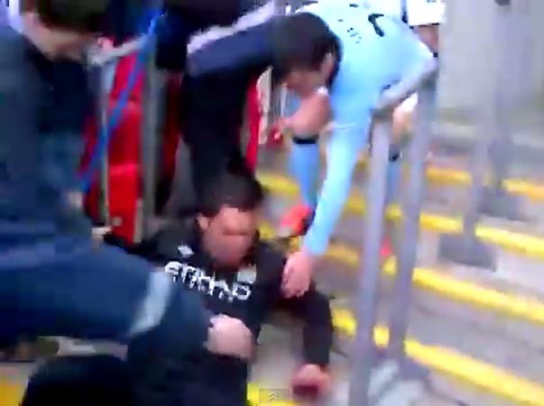 بالفيديو.. كارلوس تيفيز يسقط على السلم أثناء تتويج «ويجان» بكأس إنجلترا