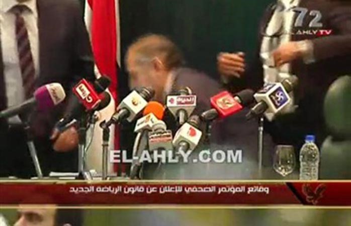 بالفيديو..لحظة هروب وزير الرياضة المصري من الألتراس .. وحرس الوزير يشهر سكيناً