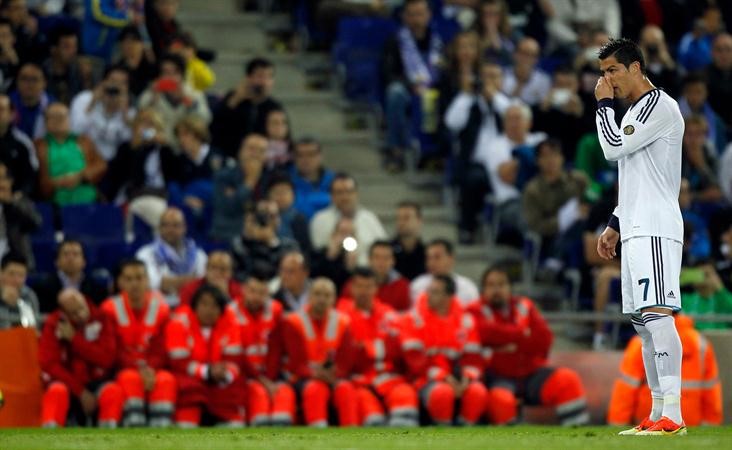 نجم ريال مدريد كريستيانو رونالدو مطالب بالفوز ورفع الكاس في ملعبه رويترز