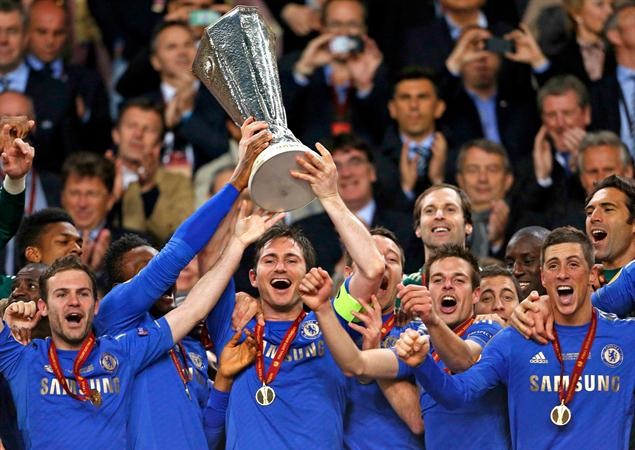قائد تشلسي جون تيري وزميله فرانك لامبارد يرفعان كاس يوروبا ليغ رويترز