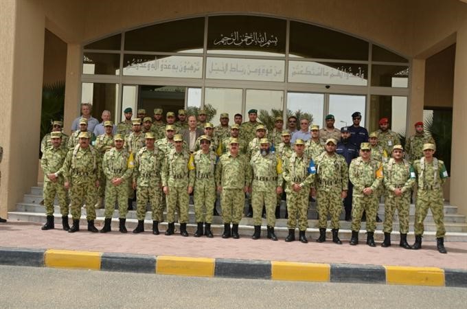 اللواء الركن مهاشم الرفاعي مع عدد من الضباط المشاركين في التمرين