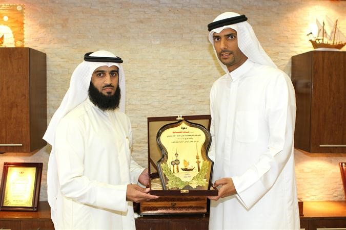 خالد الغانم يتسلم درعا من الشيباني