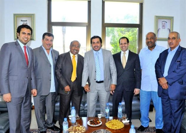 شيخ المعلقين خالد الحربان مع جمال الكاظمي وعدد من الرياضيين الجزائريين