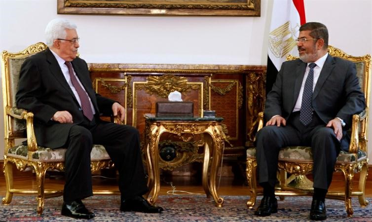 الرئيس محمد مرسي خلال مباحثاته مع نظيره الفلسطيني محمود عباس في القاهرة امس رويترز