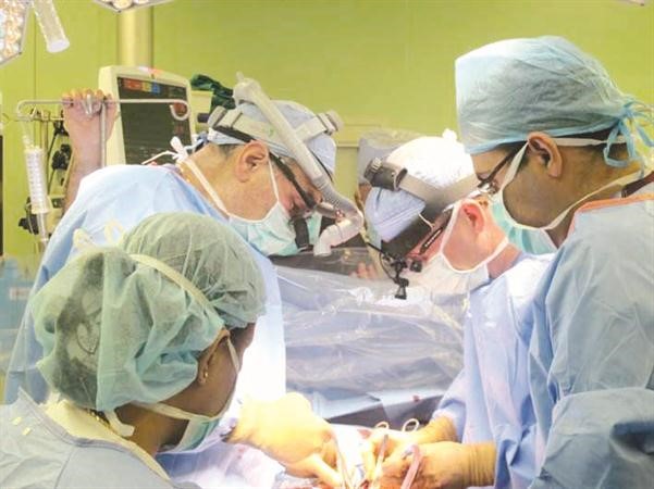  الفريق الطبي الذي باشر العمليتين اثناء عمله باحداهما