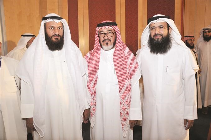 الزميل يوسف عبدالرحمن متوسطا محمد هايف وسعود المطيري 	محمد خلوصي﻿