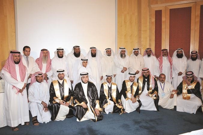 المكرمون مع مجموعة من الحضور﻿