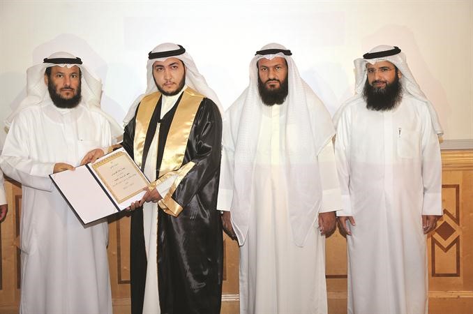 تكريم احد الطلبة﻿
