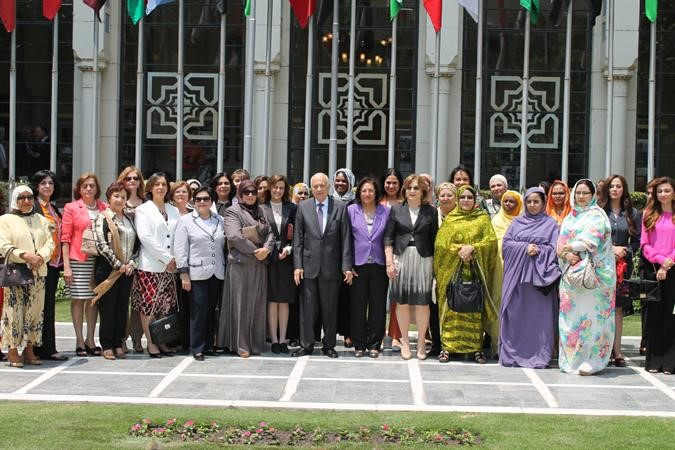 د نبيل العربي مع بعض زوجات السفراء والمندوبين الدائمين