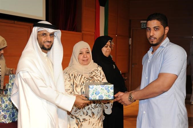 تكريم احد الخريجين
