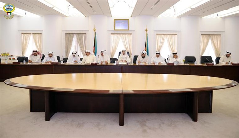 رئيس مجلس الامة علي الراشد ونائبه مبارك الخرينج يتوسطان النواب خلال الاجتماع التشاوري الذي دعا له الرئيس في مكتب المجلس امس﻿
