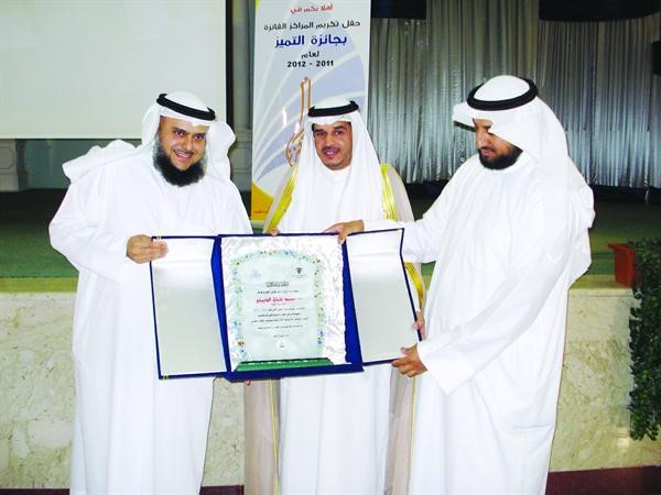 الدبيخي يكرم عبدالله مهدي براك