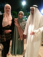 دخالد المذكور وابنته تسنيم وتريسي كامبل