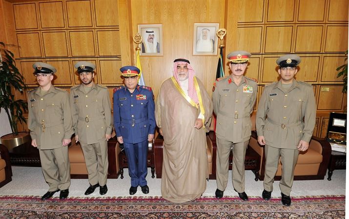 الشيخ احمد الخالد متوسطا الفريق الركن خالد الجراح والفريق الركن عبدالرحمن العثمان وبعض الضباط