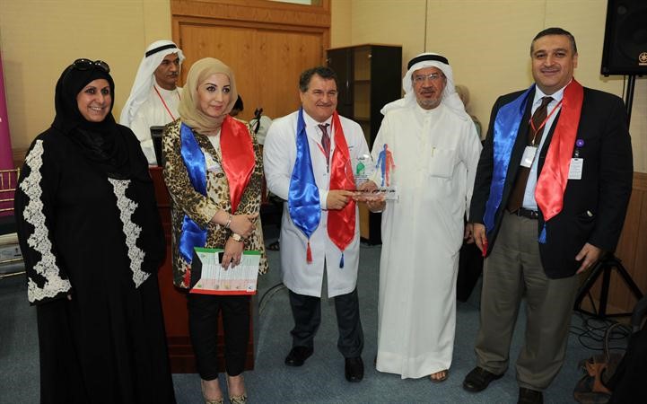 الشيخة اوراد الجابر ودسليمان شمس الدين وداحمد العوضي ودرولا بورسلي يكرمون احد المشاركين
