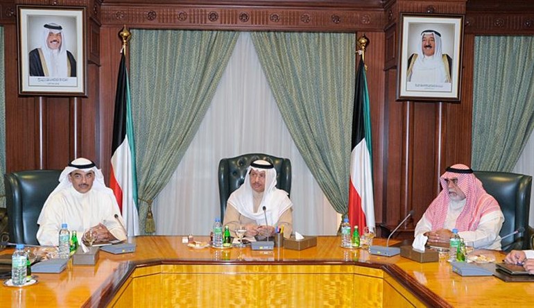 سمو رئيس الوزراء الشيخ جابر المبارك مترئسا جلسة امس ويبدو الشيخ احمد الخالد والشيخ صباح الخالد