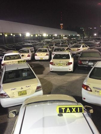 جانب من السيارات الجوالة في جراج الحجز بعد مخالفات حررت لسائقيها