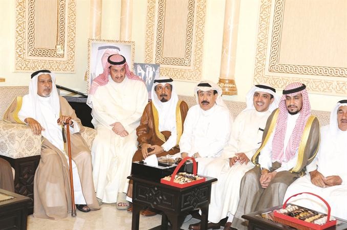 الشيخ فيصل الحمود والزميل احمد الجارالله وعدد من الحضور﻿