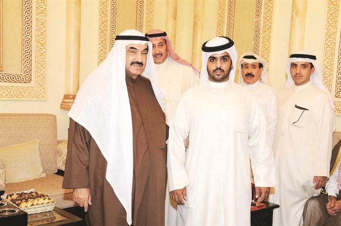 الشيخ ناصر المحمد مع بعض الحضور﻿