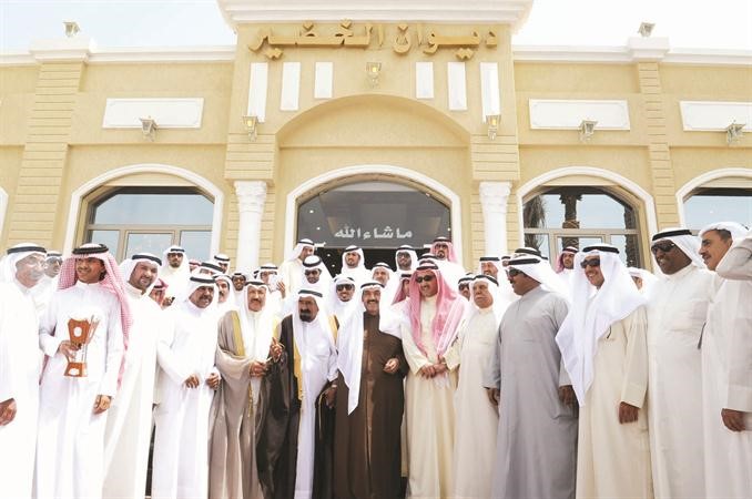 سمو الشيخ ناصر المحمد مع الحضور امام ديوان الخضير	قاسم باشا﻿